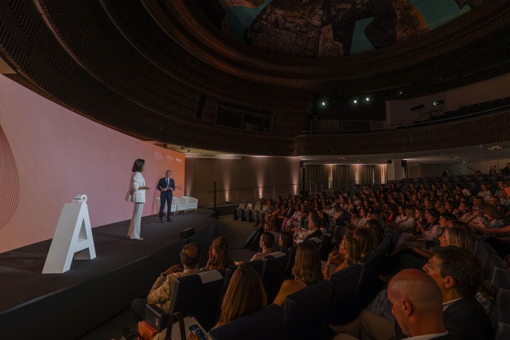 Grupo Alma Médica-Irradia y Allergan Aesthetics reúnen en Madrid a más de 200 profesionales médicos para abordar el auge de la combinación en Medicina y Dermatología Estética 2 Evento A3 Noelia Gonzalez e Ignacio Espejo