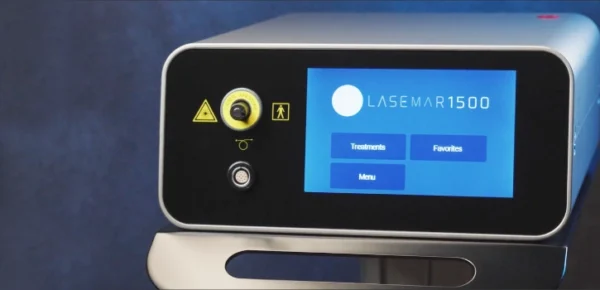 Primer plano de la pantalla táctil del sistema láser LASEmaR 1500, mostrando su interfaz digital para la gestión de múltiples tratamientos estéticos y quirúrgicos.
