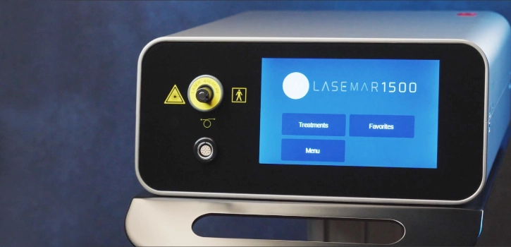 Primer plano de la pantalla táctil del sistema láser LASEmaR 1500, mostrando su interfaz digital para la gestión de múltiples tratamientos estéticos y quirúrgicos.