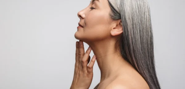 foto lateral de la cara de una mujer tras el tratamiento de endolift