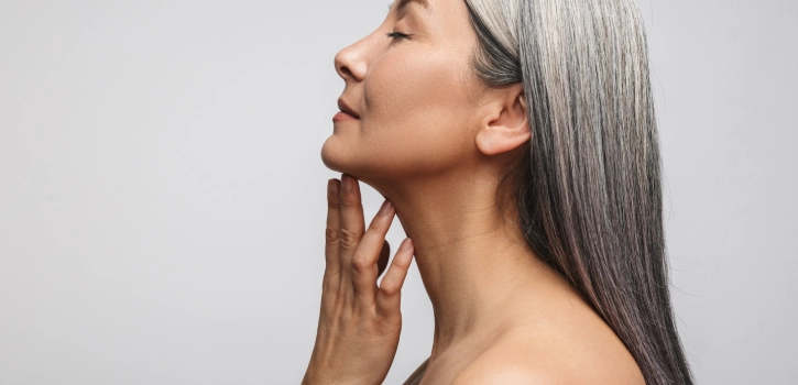 ¿Qué esperar en tu recuperación tras EndoliftX? Así es el día a día 1 foto lateral de la cara de una mujer tras el tratamiento de endolift